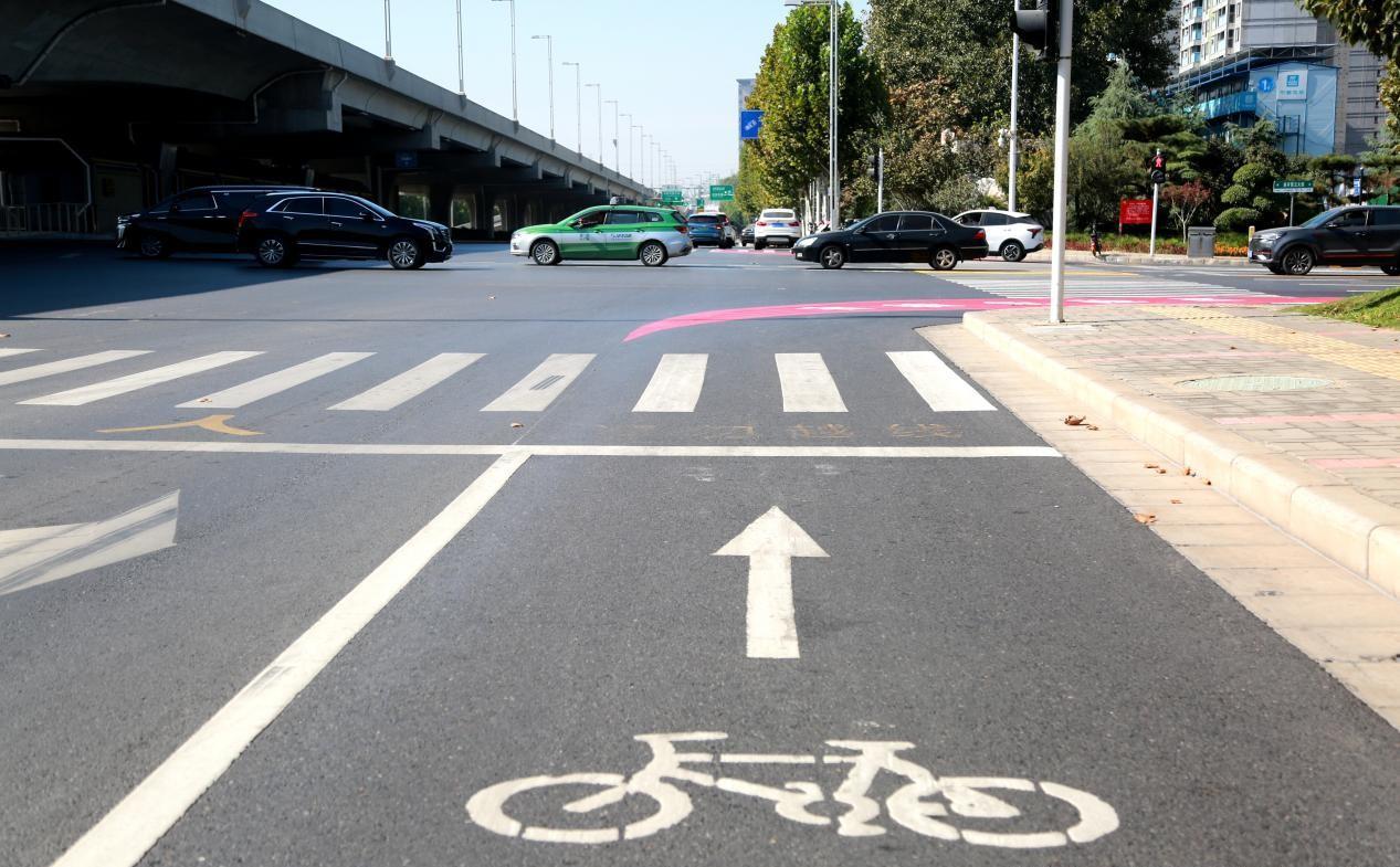 郑州新式斑马线标线,郑州街头标识