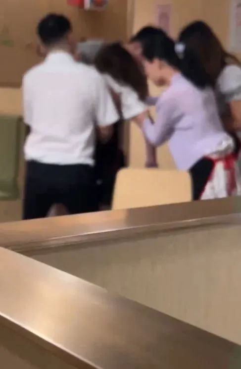 海底捞回应女子疑涮毛肚意外噎亡：“食不言，寝不语”要细嚼慢咽，公益律师详解海底捞和共餐同伴是否担责