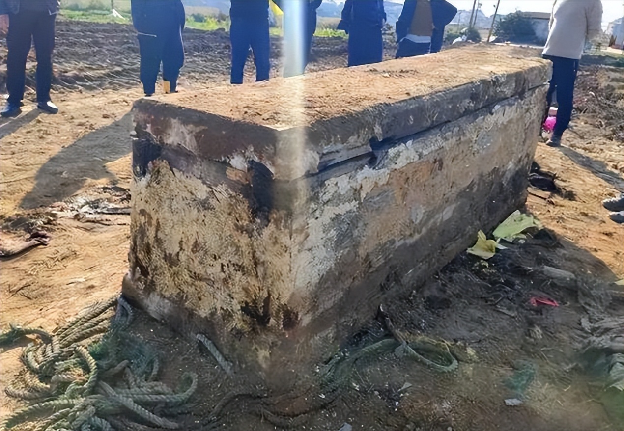 至今发现的蒙古大墓,内蒙出土一具龙袍女尸