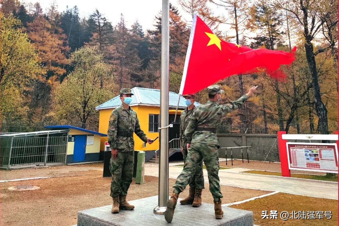 敬礼鲜艳的五星红旗,鲜艳五星红旗下敬礼视频