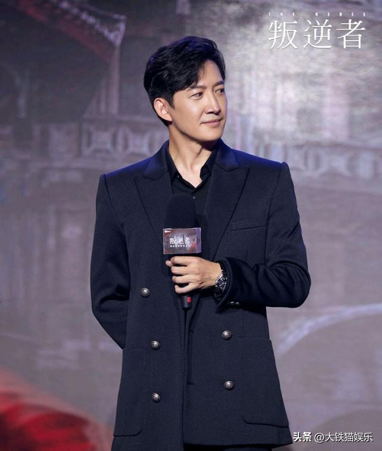 穿黑衬衫好看的人,穿黑衬衫的帅气男人