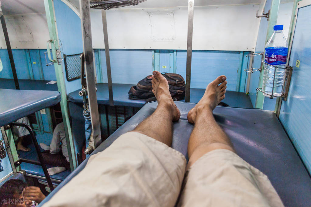 女子深夜与三名男性同住，引网友热议：能否按性别分配车厢？