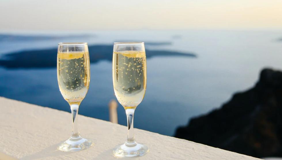 起泡甜白葡萄酒和白葡萄酒的区别,起泡葡萄酒和白葡萄酒哪个好喝