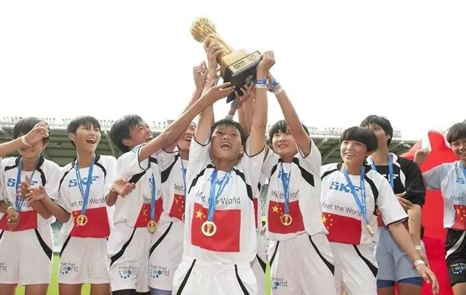 两代人的足球梦培训“大山精灵，铿锵玫瑰”