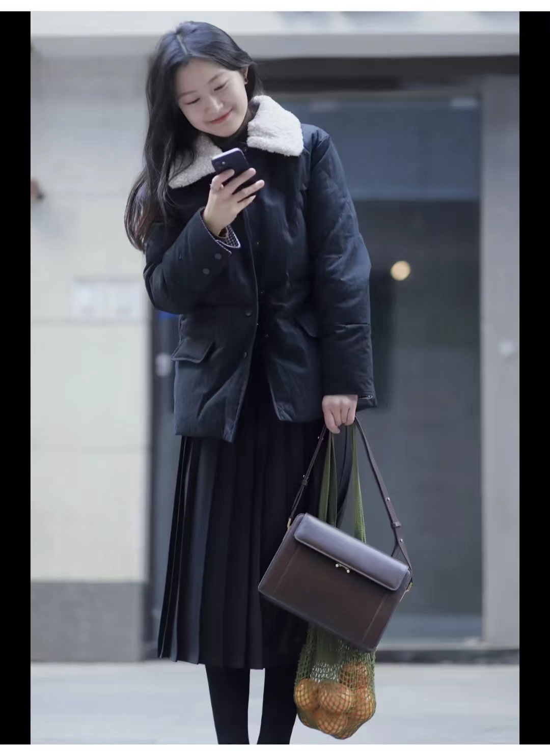 浅蓝色羽绒服怎样搭配黑色半身裙,短款白色羽绒服的最佳搭配半身裙