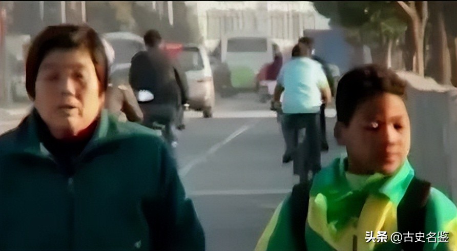 2000年上海阿婆收养黑人弃婴，被子女挥霍250万后，黑人不离不弃