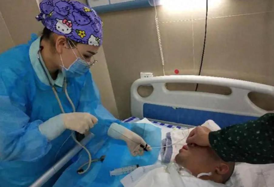 临终老人被强行抢救,癌症晚期昏迷插胃管