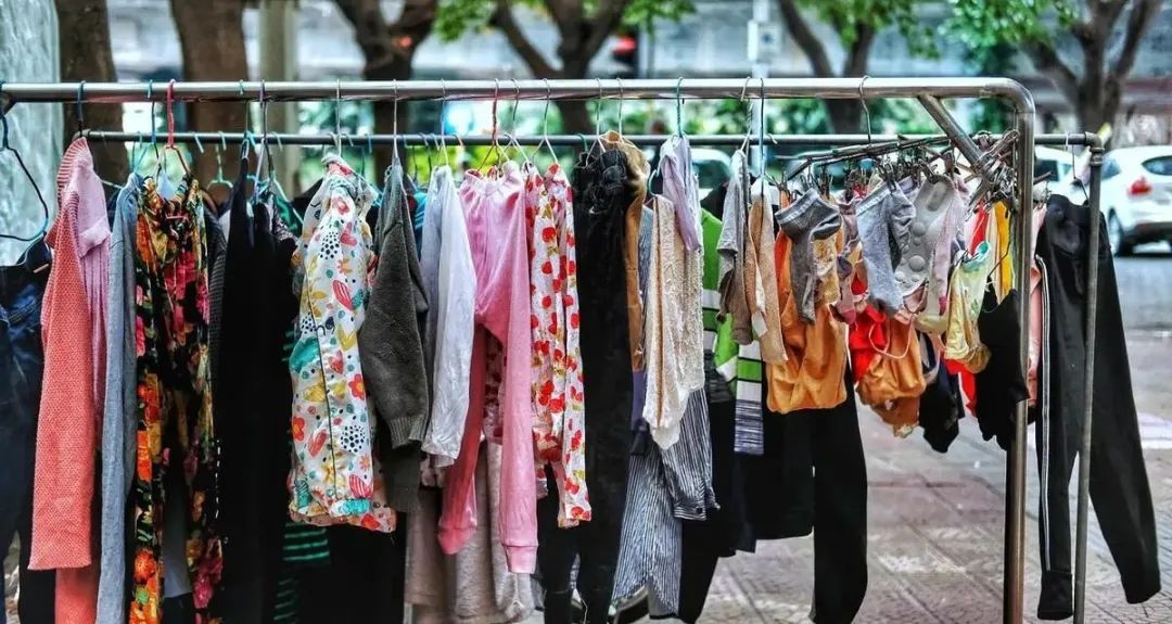 路边摊的衣服一件多少钱,路边摊10元衣服从哪里来