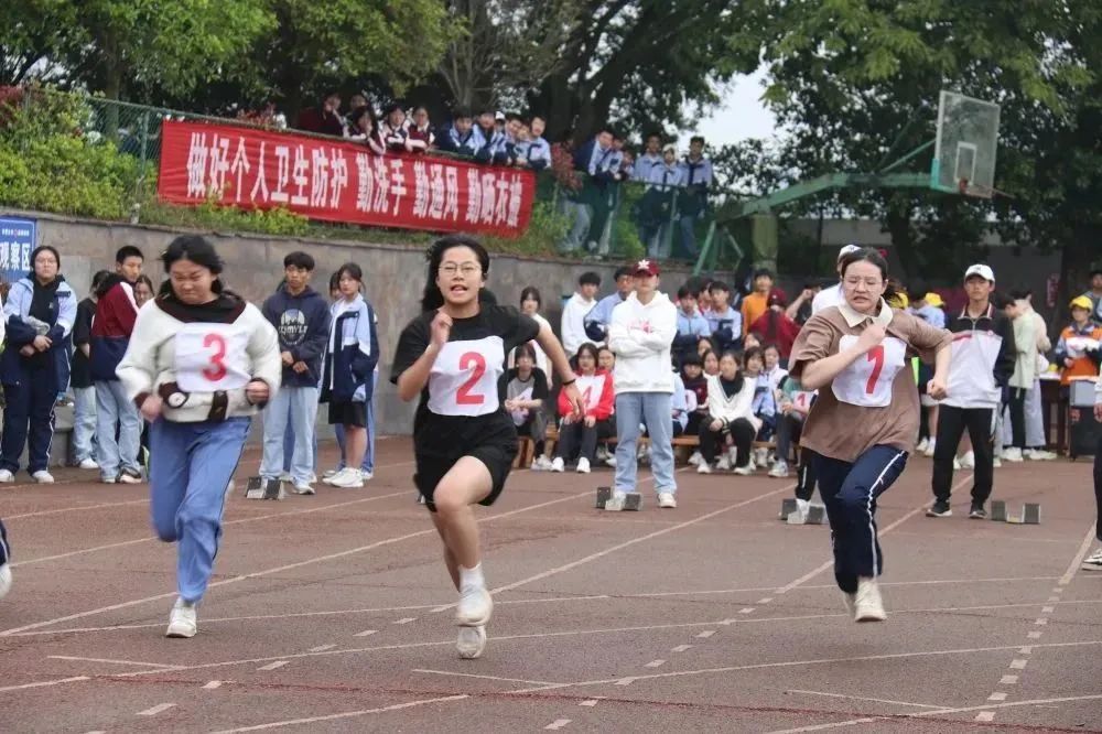 李中学子多矫健运动场上展英姿—李渡中学第四十届田径运动会纪实