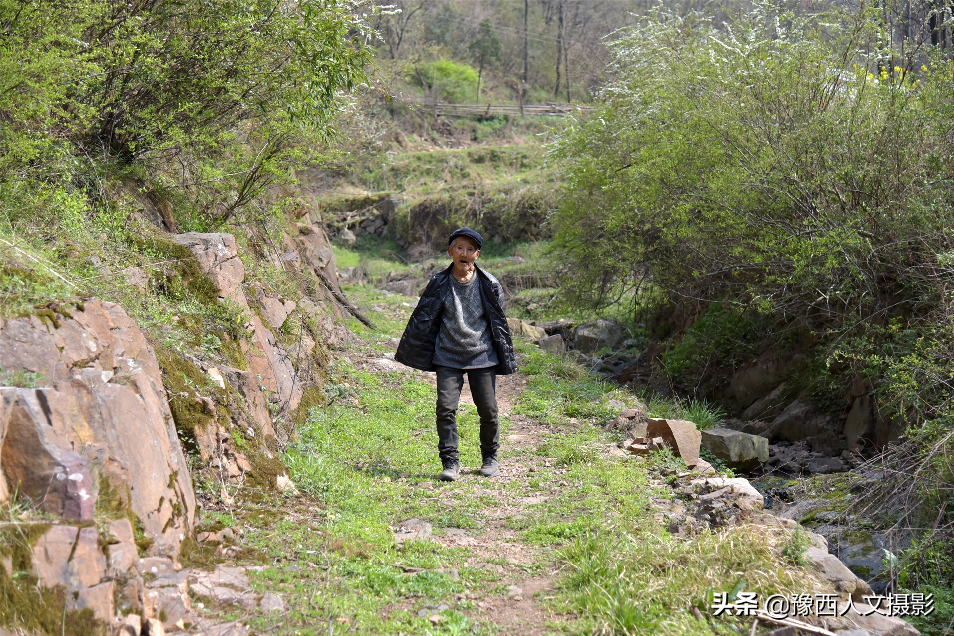 74岁大叔住深山不见人，天天跟老伴儿“捉迷藏”，买一袋盐吃半年