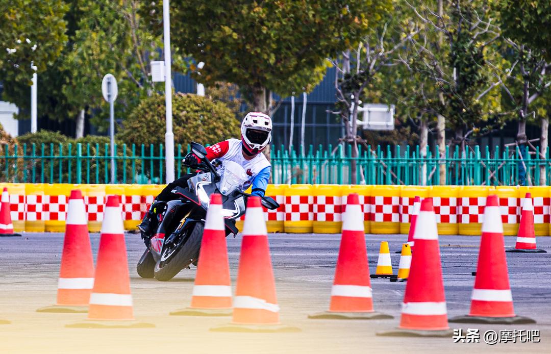 摩托车轮胎300-18和9090-18通用吗,摩托车轮胎选择哪种比较好