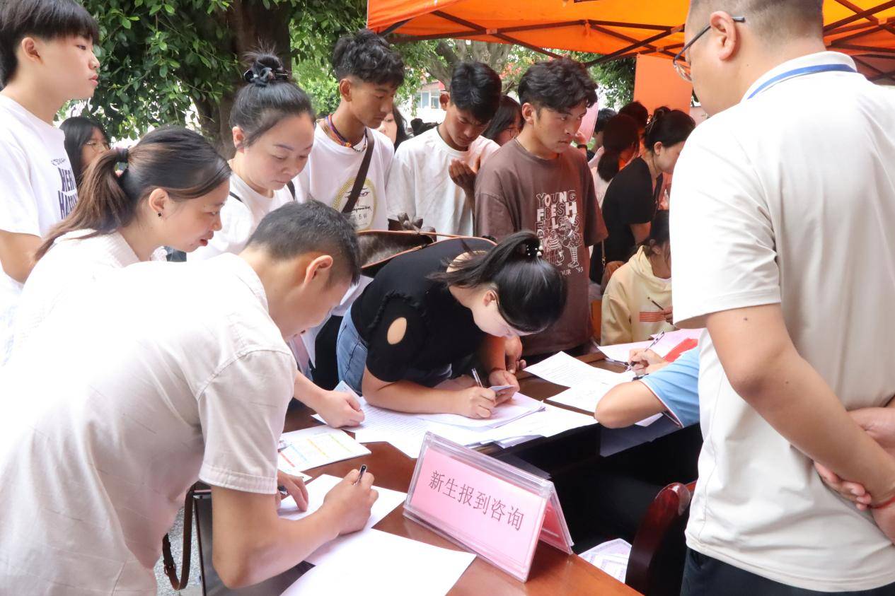 直击四川大学开学,四川商务学校最新消息