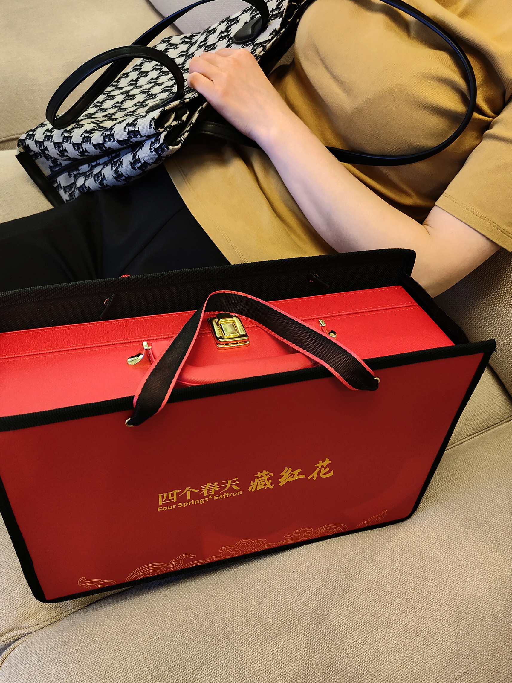 女同事过生日送什么礼物好（普通女性朋友生日礼物送什么高档）