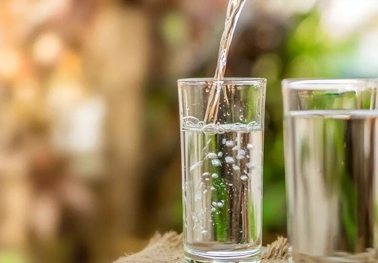 早上起来嘴巴里面有黄水怎么办,晨起一定要多喝水