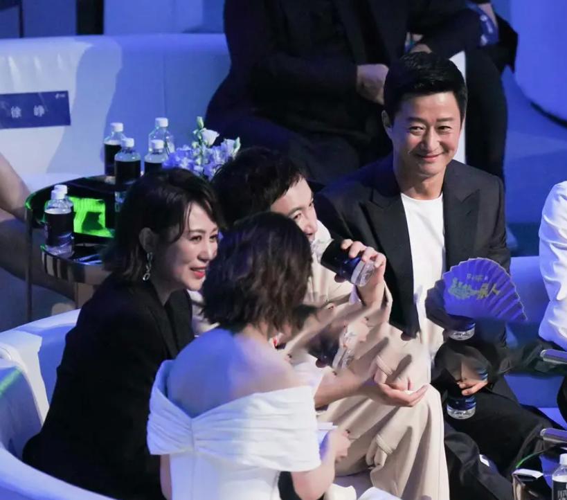 上海这一夜，内娱来了一大半，吴京谢霆锋拿大奖，冯小刚忙着交际