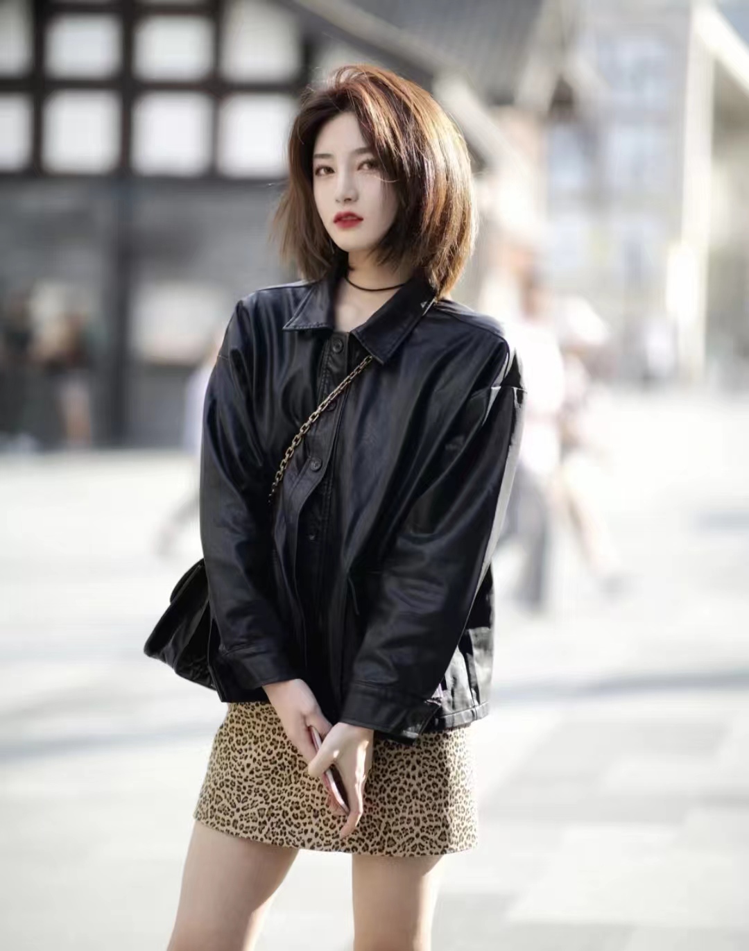 黑色皮衣怎么搭配才显高级,绯红色皮衣怎么搭配秋冬