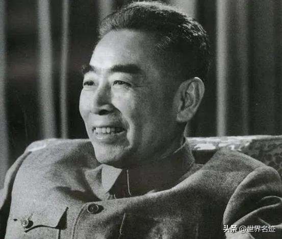 1980年*国锋华**视察南京军区，*世友许**称病不见，*国锋华**亲自登门拜访