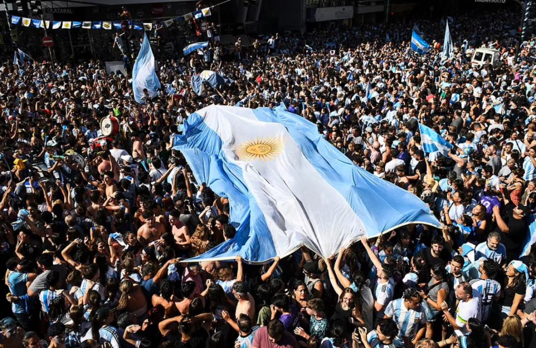 阿根廷86年夺冠后庆祝场面,86年阿根廷举国庆祝夺冠视频