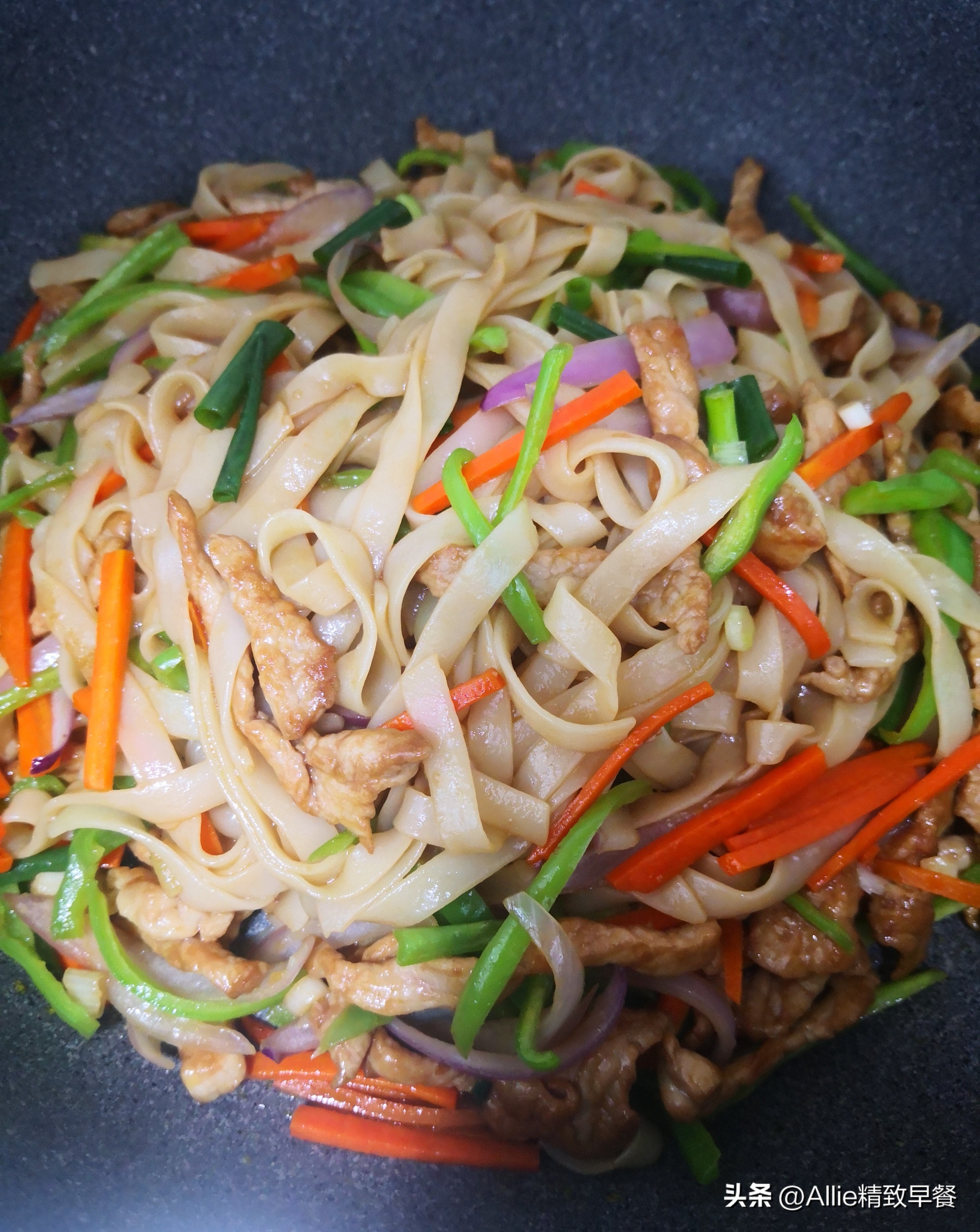 广东人爱吃的炒河粉，教您在家就能做，根根分明爽滑入味，零厨艺