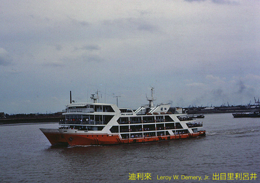 八十年代的上海老照片,踩在东海沿岸闪耀着无与伦比的繁荣骄傲