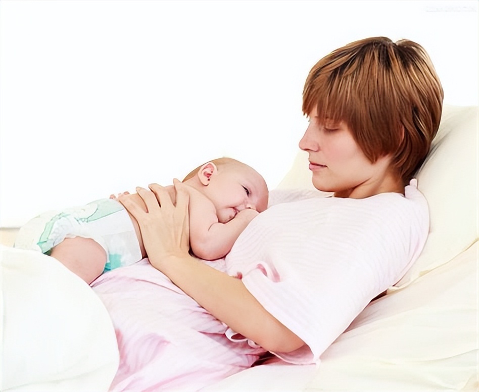 新生儿吃完母乳就吃手怎么回事,刚吃完奶的宝宝就吃手了