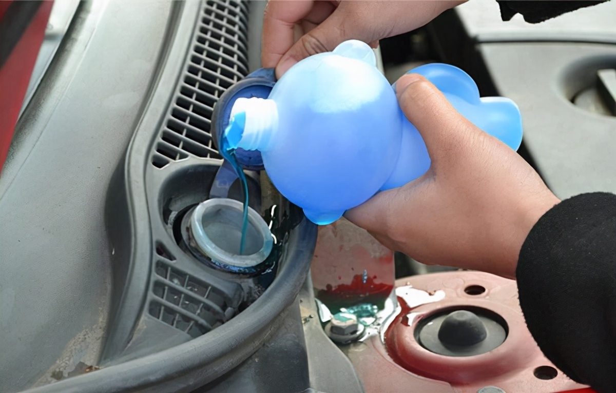 爱车养护防冻玻璃水,冬季爱车必用的玻璃水