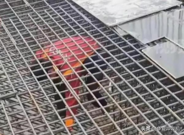 大学生去工地兼职,被工友欺骗,困在钢筋笼中,可恨、可悲、可叹