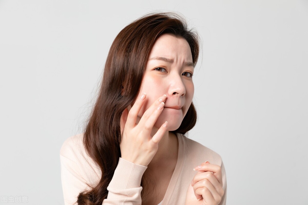 长痘皮肤干燥起皮屑怎么办,皮肤敏感干燥粗糙长痘