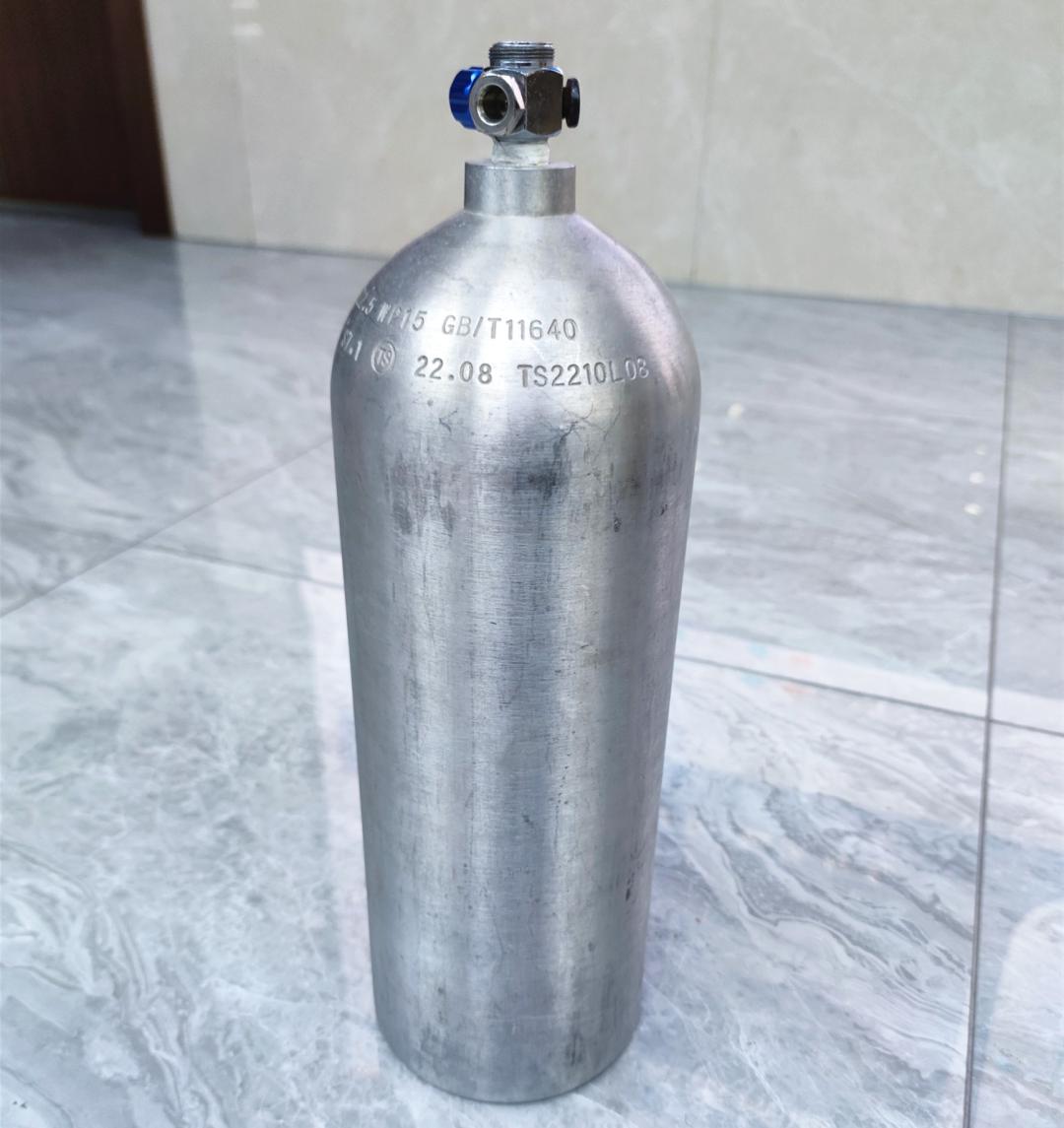 朋友圈卖笑气被抓涉案金额15万,非法经营笑气获利3000判几年