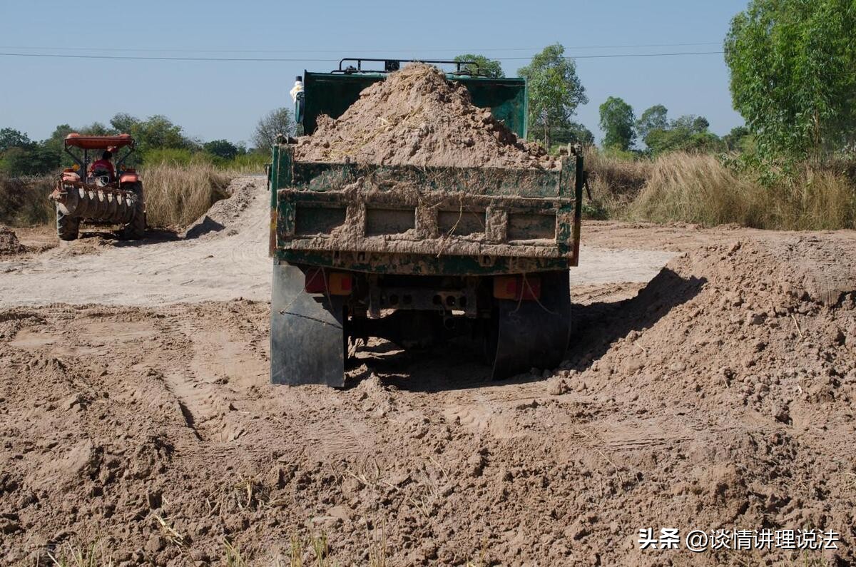 男子打砸车直接被撞,车被故意打砸怎么赔偿