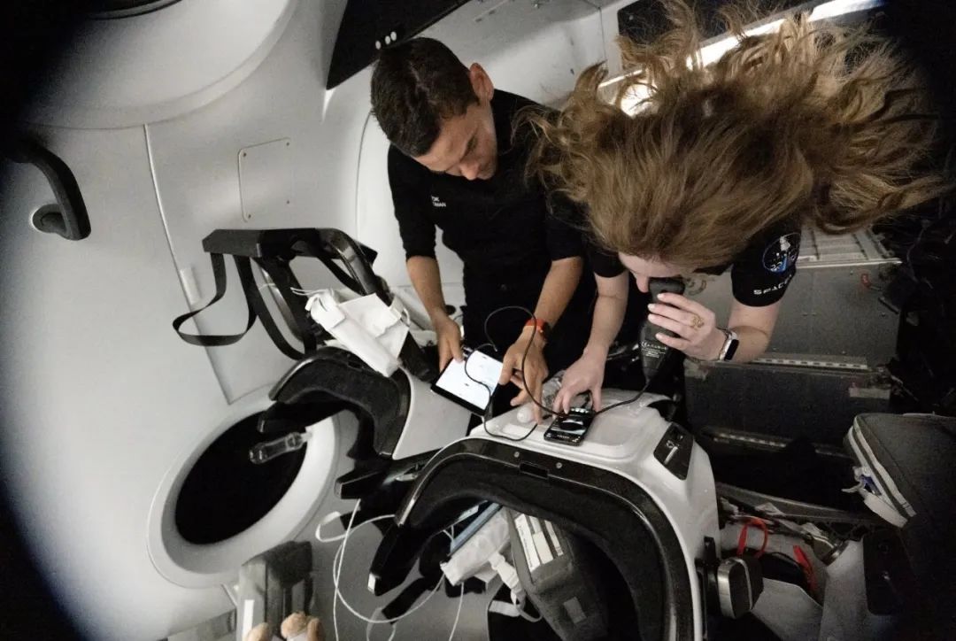 随便花过亿美金请陌生美女上太空，这个富豪目的可不单纯！