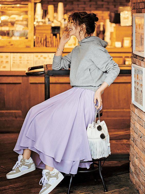 穿搭衬衫半裙这么穿时髦又减龄,连帽卫衣配裙子是开春最美搭配