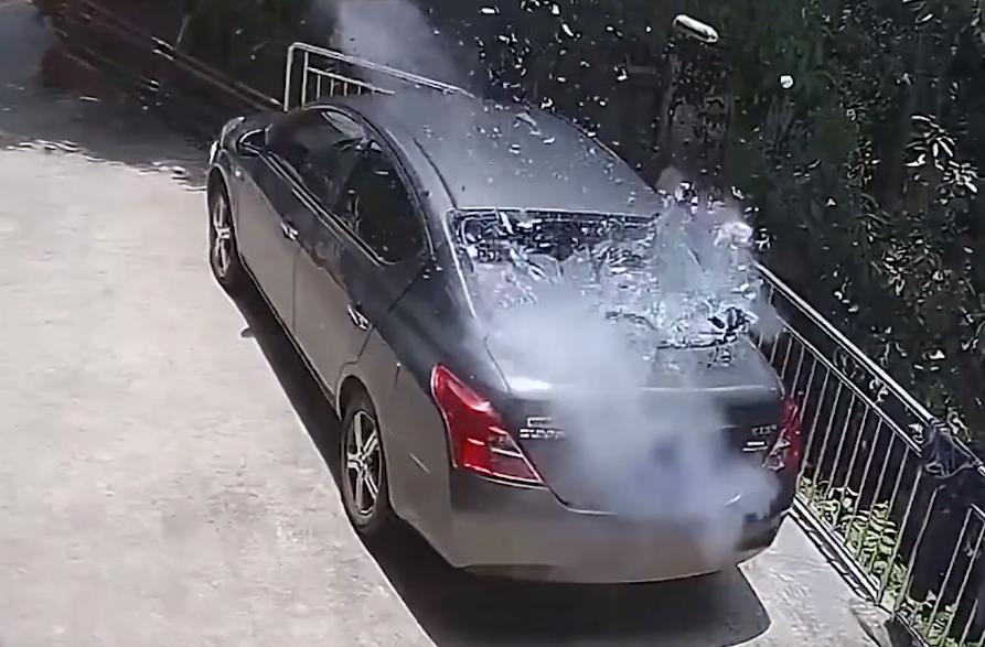 广西一小车玻璃突然炸裂，狗子吓到直接跑开，男子淡定拿出元凶