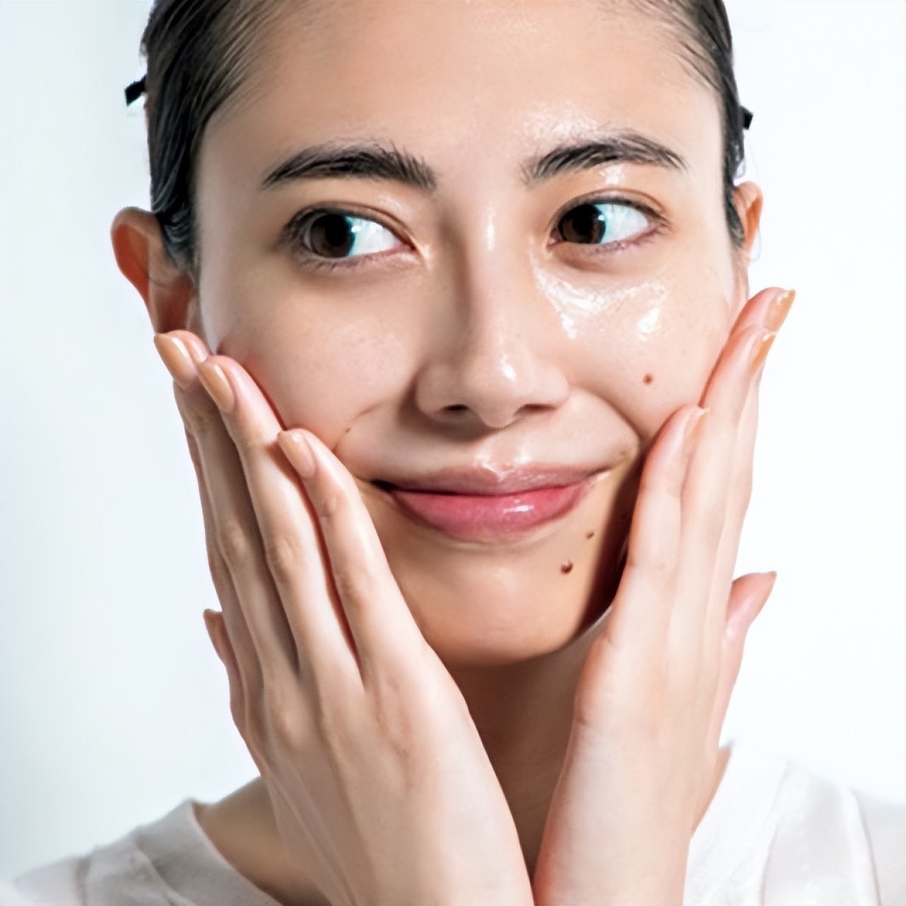 底妆斑驳卡粉不服帖是什么原因,底妆怎么画才会服帖不卡粉斑驳