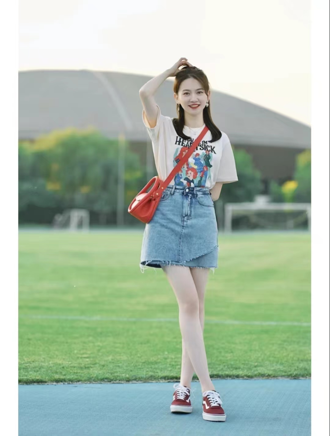 冬季包臀牛仔短裙搭配什么上衣,牛仔短裙配什么上衣比较好看女