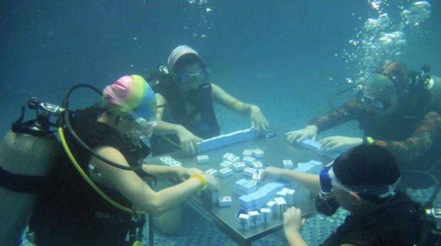 硬核消暑火：一边水下打麻将，一边在唯品会狂买降温装备