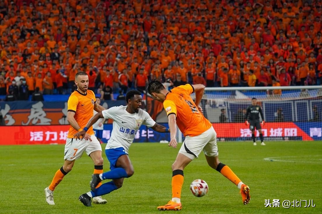 连胜第2天,泰山唯一失落球员曝光,仅踢26分钟下场,崔康熙不满