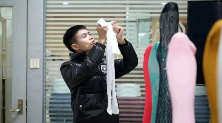 男性对*袜丝**着迷，就是心理变态吗？提醒：出现这3种行为，请克制