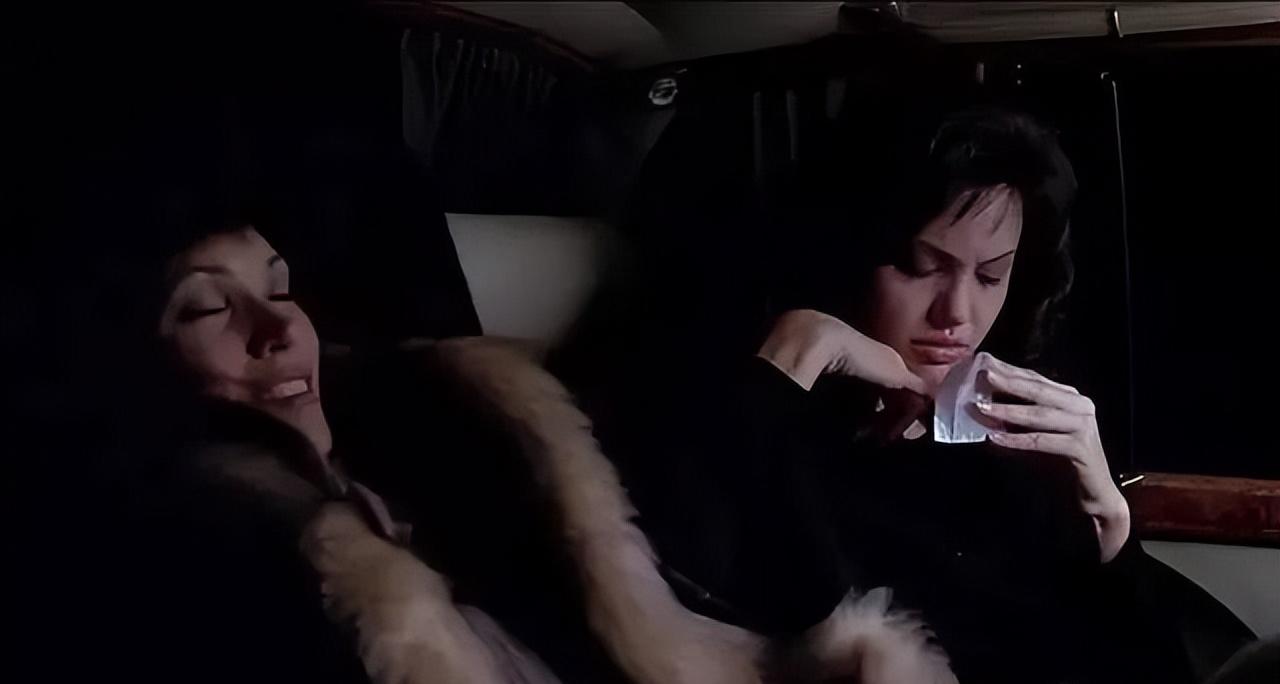 安吉丽娜朱莉1982年出演了什么,朱莉安吉丽娜近年电影