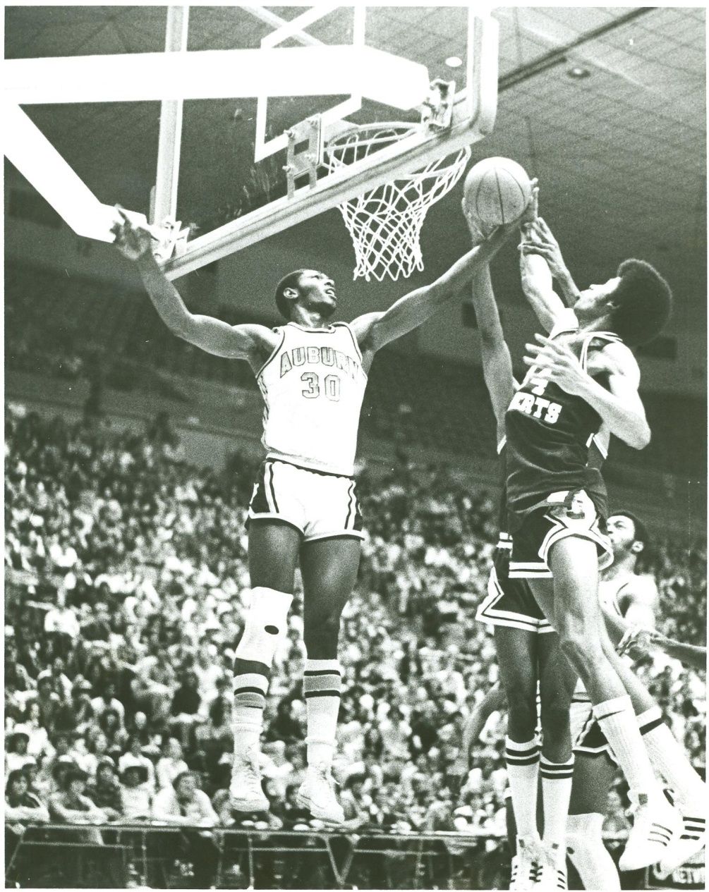 米切尔晃倒马刺10号,米切尔17赛季马刺