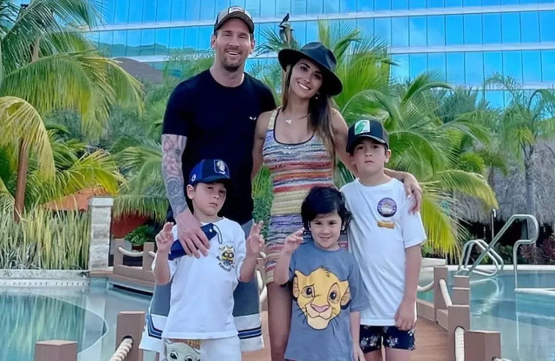 球王梅西的传奇人生,梅西九岁青梅竹马