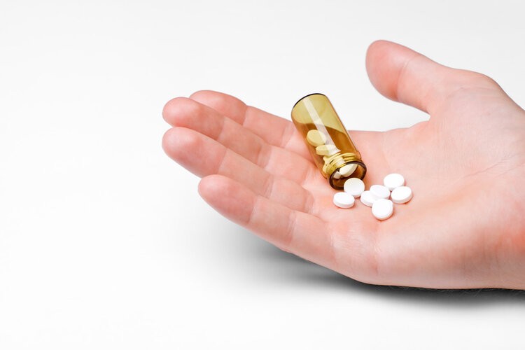 一次吞了五颗安眠药会有什么症状,一次服用一百颗安眠药