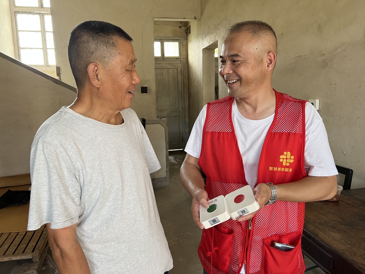 “红绿双键”守护南浔区首批2000名独居老人