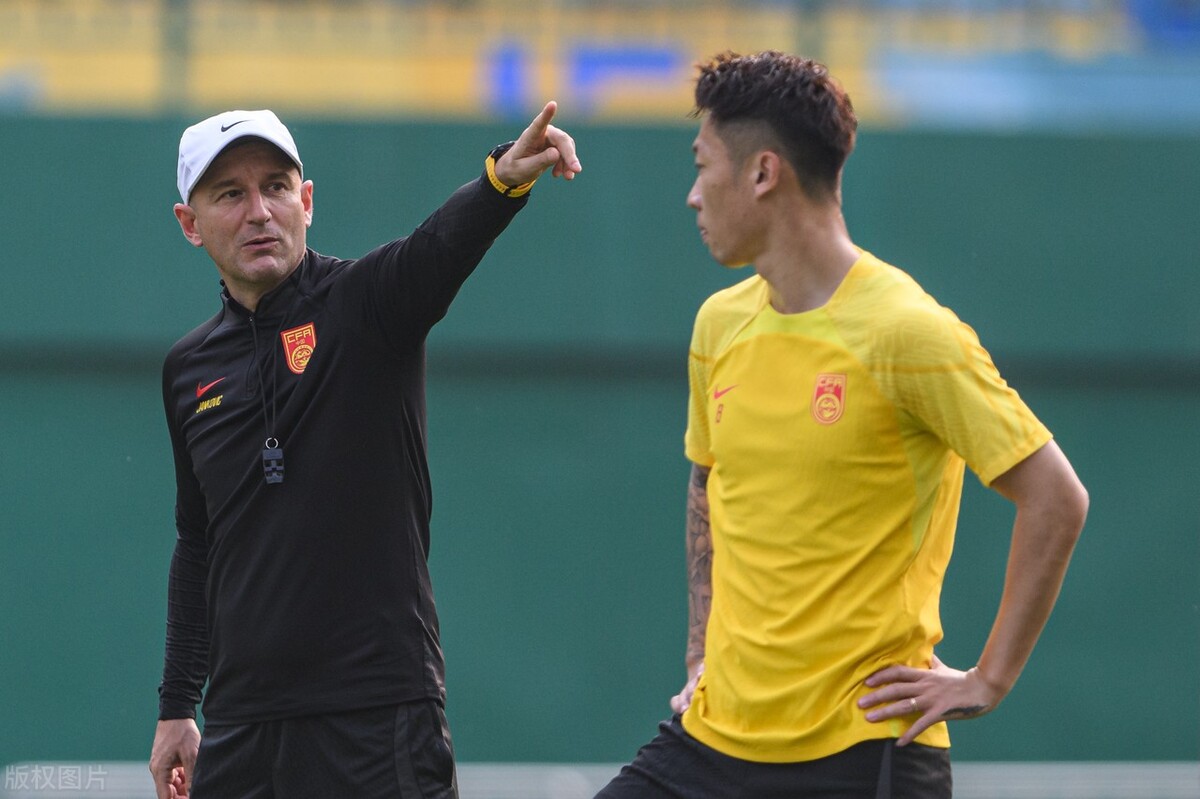 国足开始过“苦日子”？曝出战新西兰不再包机，国脚被安排经济舱