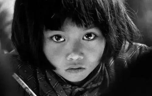 一张照片改变了这个女孩一生,一位改变山寨命运的农村女人