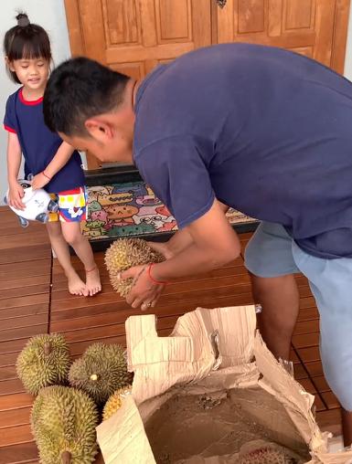 东*姑北**娘国外旅游，小7岁导游对她念念不忘，两人结婚5年后怎么样