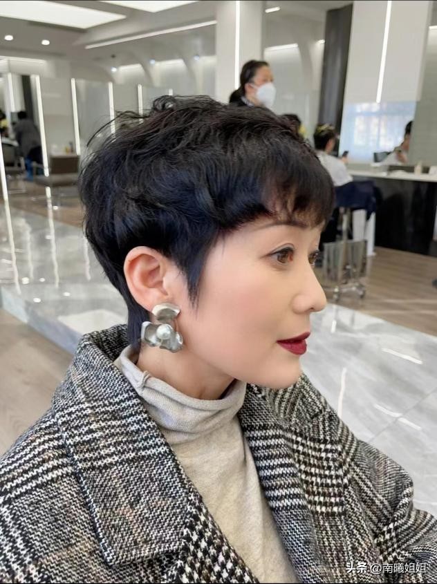 到老都优雅的女人不会“烫羊毛卷”，换上这3种发型，更时尚洋气