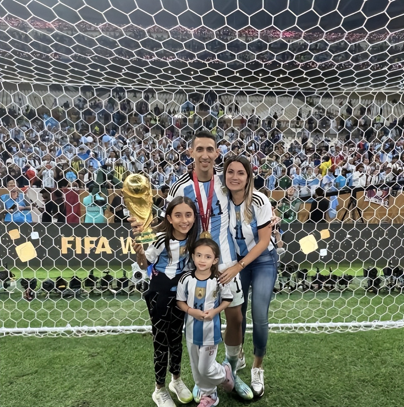 人生赢家！迪玛利亚庆圣诞，餐盘全印大力神杯，拥两女儿馋哭梅西