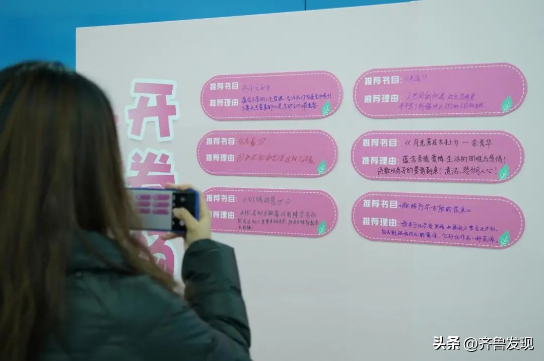 山东青岛：地铁站里，他们为好书“代言”