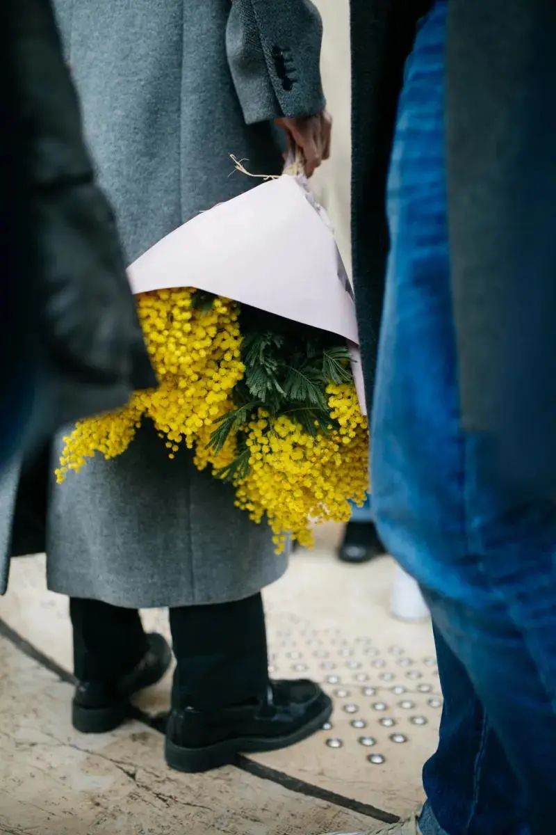 灰色和深灰哪个更适合年轻人穿,暖灰色系搭配灰白满满的高级感